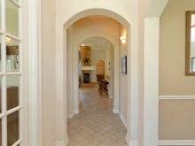 Арка в коридорі (61 фото): як оформити арку з гіпсокартону між передпокоєм і кухнею? Дизайнерські ідеї та особливості обробки