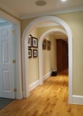 Арка в коридорі (61 фото): як оформити арку з гіпсокартону між передпокоєм і кухнею? Дизайнерські ідеї та особливості обробки