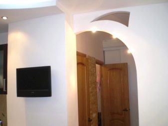 Арка в коридорі (61 фото): як оформити арку з гіпсокартону між передпокоєм і кухнею? Дизайнерські ідеї та особливості обробки