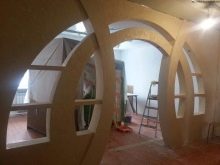 Арка в коридорі (61 фото): як оформити арку з гіпсокартону між передпокоєм і кухнею? Дизайнерські ідеї та особливості обробки