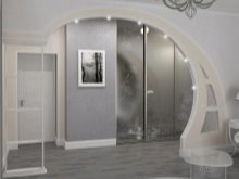 Арка в коридорі (61 фото): як оформити арку з гіпсокартону між передпокоєм і кухнею? Дизайнерські ідеї та особливості обробки