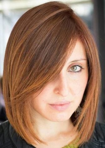 Асиметричний боб з чубчиком (44 фото): градуйований варіант на волосся середньої довжини, особливості коротких стрижок з довгою косою чубчиком