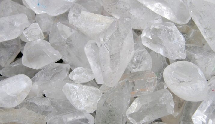 Білі дорогоцінне та напівдорогоцінне каміння (25 фото): назви натуральних непрозорих каменів, які використовуються у виготовленні ювелірних виробів