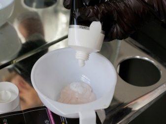 Білі пасма на темному волоссі (39 фото): техніки фарбування білих пасм на темних русявого волосся біля обличчя. Варіанти для довгих і коротких темних волосся
