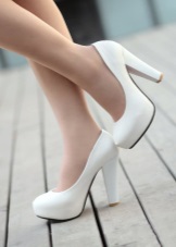 Білі туфлі на підборах (59 фото): жіночі моделі на низькому каблуці, з чим носити туфлі на маленькому і на великому підборах