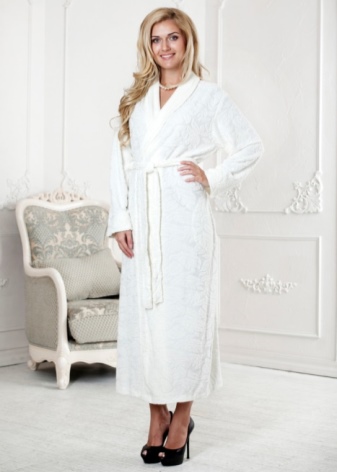 Білий махровий халат (25 фото): жіночі моделі з капюшоном, як їх відіпрати