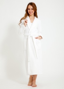 Білий махровий халат (25 фото): жіночі моделі з капюшоном, як їх відіпрати