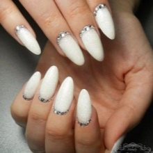 Білий манікюр з блискітками (40 фото): дизайн нігтів з білим лаком