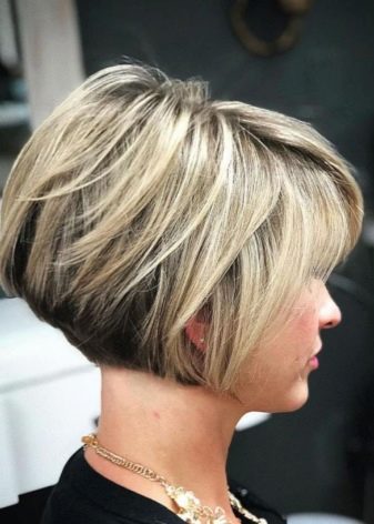 Багатошарова стрижка на коротке волосся (27 фото): вибираємо об’ємну зачіску шарами для жінок з тонкими і густим волоссям