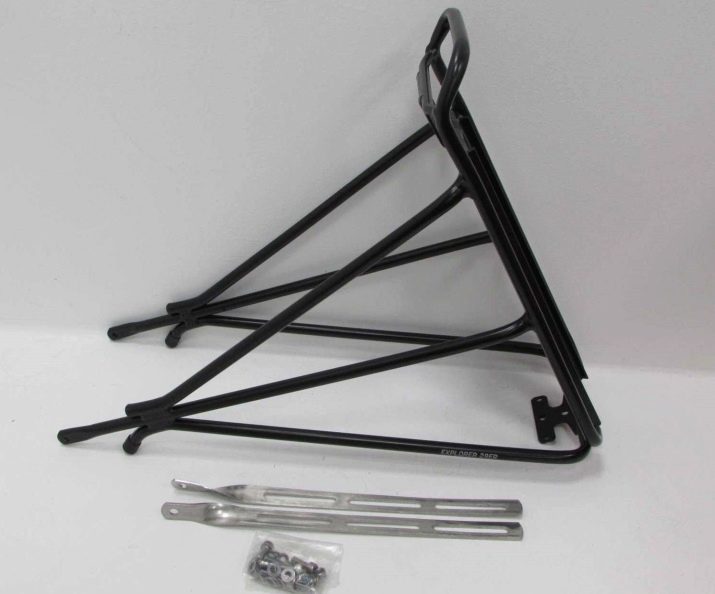 Багажник для велосипеда: опис велобагажников для гірських велосипедів, особливості задніх велосипедних багажників для велосипедів з колесами 26 і 29 дюймів, огляд консольних і універсальних моделей