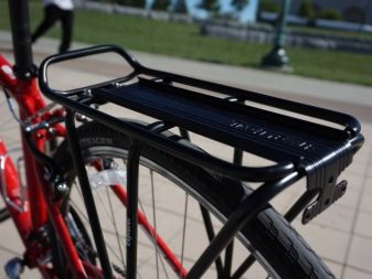 Багажник для велосипеда: опис велобагажников для гірських велосипедів, особливості задніх велосипедних багажників для велосипедів з колесами 26 і 29 дюймів, огляд консольних і універсальних моделей