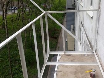 Балкон з виносом (58 фото): металевий балкон з виносом по підлозі і підвіконню. Чи потрібен дозвіл на виносну лоджію?