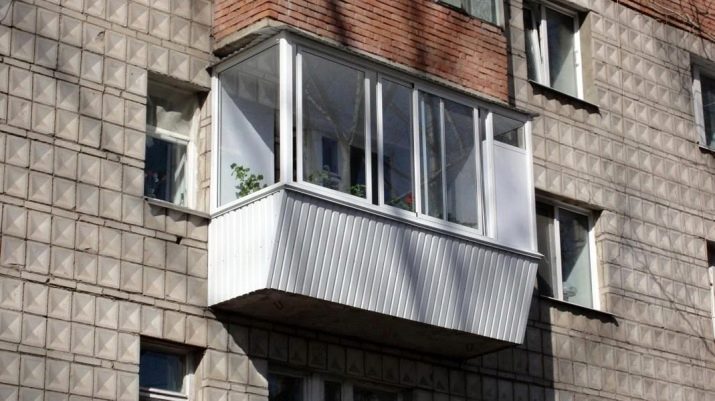 Балкон з виносом (58 фото): металевий балкон з виносом по підлозі і підвіконню. Чи потрібен дозвіл на виносну лоджію?