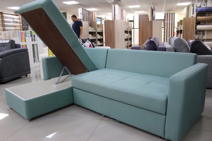 Блакитні дивани (55 фото): кутовий, розкладний і єврокнижка в дизайні інтер’єру кімнати, велюровий та інші