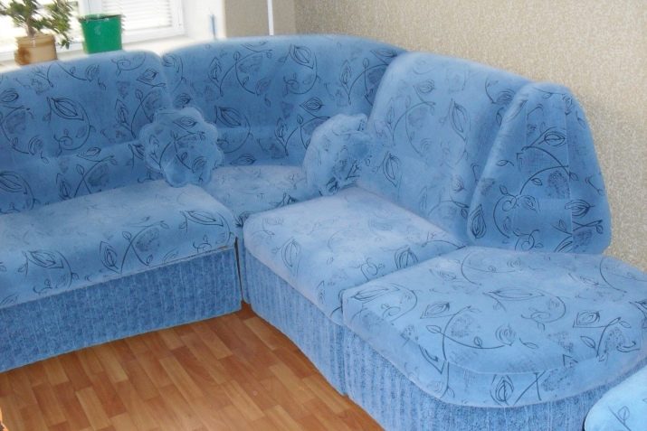 Блакитні дивани (55 фото): кутовий, розкладний і єврокнижка в дизайні інтер’єру кімнати, велюровий та інші