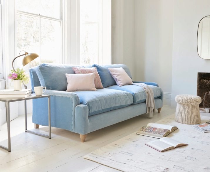 Блакитні дивани (55 фото): кутовий, розкладний і єврокнижка в дизайні інтер’єру кімнати, велюровий та інші