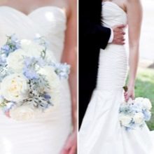 Блакитний весільний букет (58 фото): обираємо букет для нареченої з білими квітами і в ніжно-персикових тонах