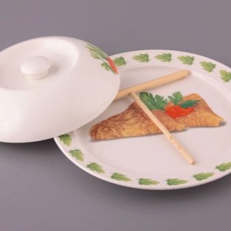 Блюдо для млинців з кришкою: млинниця з кераміки з тарілками і соусницей, опис млинцевого набору посуду