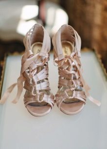 Босоніжки на шнурівці (49 фото): моделі на шнурках, зі шнурівкою