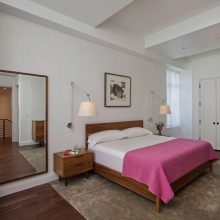 Бра в спальні над ліжком (54 фото): сучасні настінні світильники. На якій висоті їх вішати? Правильна установка підвісів