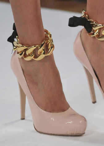 Браслет на ногу – золото (66 фото): жіночі моделі з підвісками
