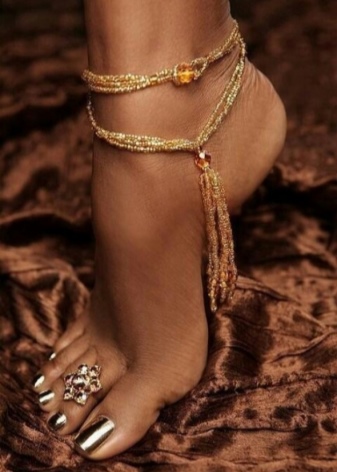 Браслет на ногу – золото (66 фото): жіночі моделі з підвісками