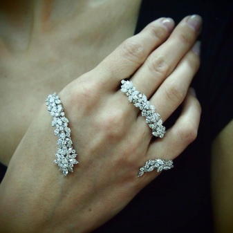 Браслет з білого золота з діамантами (36 фото): жіночі моделі тонких браслетів з алмазом і сапфірами