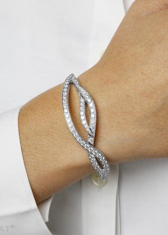 Браслет з білого золота з діамантами (36 фото): жіночі моделі тонких браслетів з алмазом і сапфірами