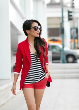 Червоні шорти (33 фото): з чим носити жінкам синьо-червоні моделі і в горошок