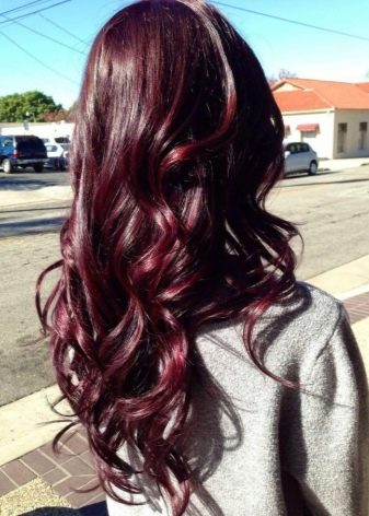 Червоні волосся (81 фото): кому йде колір? Червоно-коричневий і інші відтінки фарб для дівчат, нюанси фарбування волосся