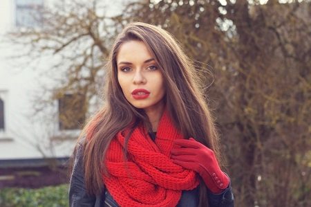 Червоний шарф (70 фото): з чим носити, до якої куртці підходить чорно-червоний, червоно-білий, червоно-синій варіант