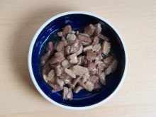 чи Можна годувати кішку сухим, вологим і натуральним кормом одночасно? Як правильно змішувати корми? За і проти їх поєднання