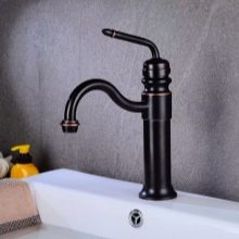 Чорні змішувачі для ванної: огляд моделей чорного кольору на борт ванни і інші, їх особливості, переваги та недоліки