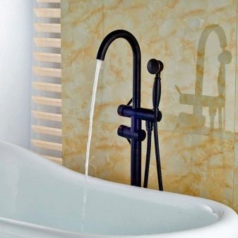Чорні змішувачі для ванної: огляд моделей чорного кольору на борт ванни і інші, їх особливості, переваги та недоліки