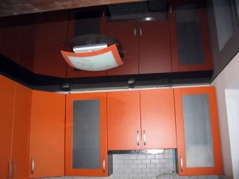 Чорна стеля на кухні (34 фото): варіанти дизайну, чорно-білий глянцевий і матовий стеля в інтер’єрі кухні