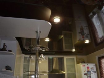 Чорна стеля на кухні (34 фото): варіанти дизайну, чорно-білий глянцевий і матовий стеля в інтер’єрі кухні