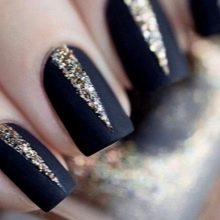 Чорний з золотом манікюр (56 фото): дизайн матових нігтів з золотистому, манікюр в чорному кольорі з блискітками