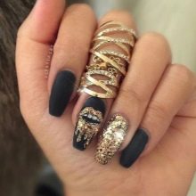 Чорний з золотом манікюр (56 фото): дизайн матових нігтів з золотистому, манікюр в чорному кольорі з блискітками