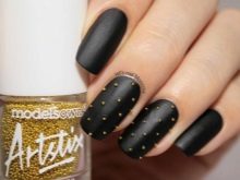 Чорний з золотом манікюр (56 фото): дизайн матових нігтів з золотистому, манікюр в чорному кольорі з блискітками