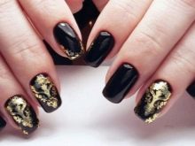 Чорний з золотом манікюр (56 фото): дизайн матових нігтів з золотистому, манікюр в чорному кольорі з блискітками
