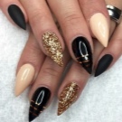 Чорний з золотом манікюр (56 фото): дизайн матових нігтів з золотистому, манікюр в чорному кольорі з блискітками