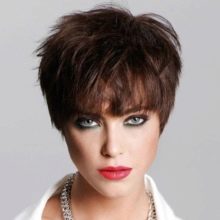 Чубчик драбинкою (40 фото): оформлюємо каскадну чубок з двома довгими пасмами. Особливості чілок на бік, переходять у драбинку. Як зробити її на середні волосся?