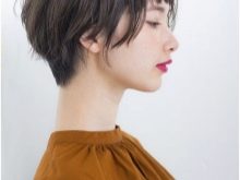 Чубчик драбинкою (40 фото): оформлюємо каскадну чубок з двома довгими пасмами. Особливості чілок на бік, переходять у драбинку. Як зробити її на середні волосся?