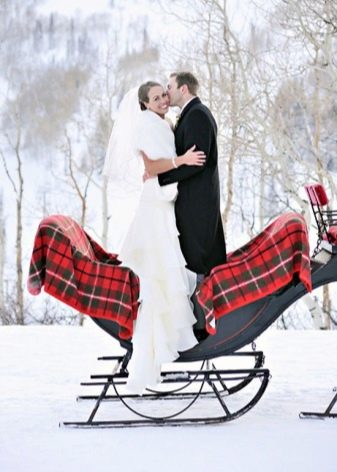 Ідеї для весільних фотосесій (85 фото): приклади для літніх, зимових та осінніх весіль на природі, в листопаді або жовтні з кіньми в лісі