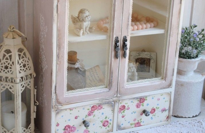 Декупаж шафи (33 фото): як зробити декупаж старого темного кухонної шафи в стилі прованс з допомогою шпалер і серветок?