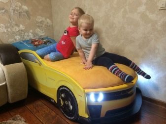 Дитячі дивани у вигляді машини (25 фото): вибираємо дивани-ліжка у формі машини хлопчику, дизайн і приклади в інтер’єрі