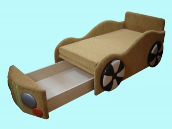 Дитячі дивани у вигляді машини (25 фото): вибираємо дивани-ліжка у формі машини хлопчику, дизайн і приклади в інтер’єрі