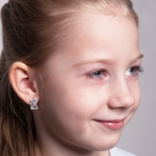 Дитячі срібні сережки (52 фото): стильні сережки для дівчаток, срібло для дітей, моделі з зеленим фианитом