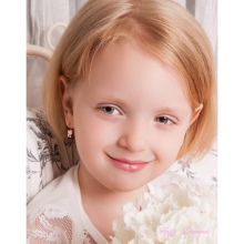 Дитячі срібні сережки (52 фото): стильні сережки для дівчаток, срібло для дітей, моделі з зеленим фианитом