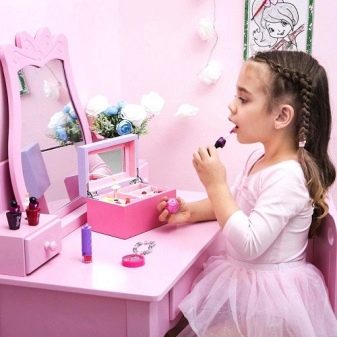 Дитяча декоративна косметика: набори для дівчаток від Bondibon Eva Moda і Totally Fashion, Markwins International і інші великі набори для дітей